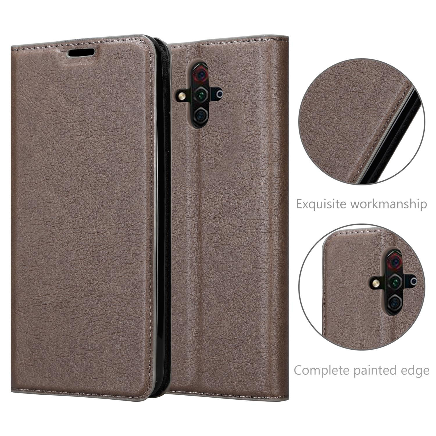 Una custodia marrone con un telefono all'interno, con primi piani della custodia.