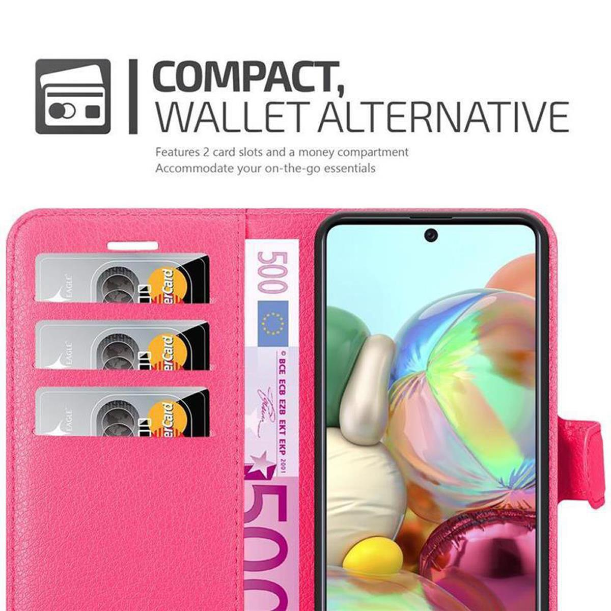 Custodia per telefono rosa con telefono, carte e denaro. Il telefono mostra un'immagine. La custodia è rosa.