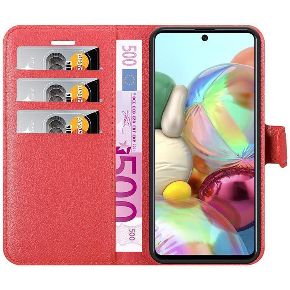 Eine rote Brieftaschen-Handyhülle mit Kreditkarten und Geld sowie ein Telefon mit angezeigter Uhrzeit.