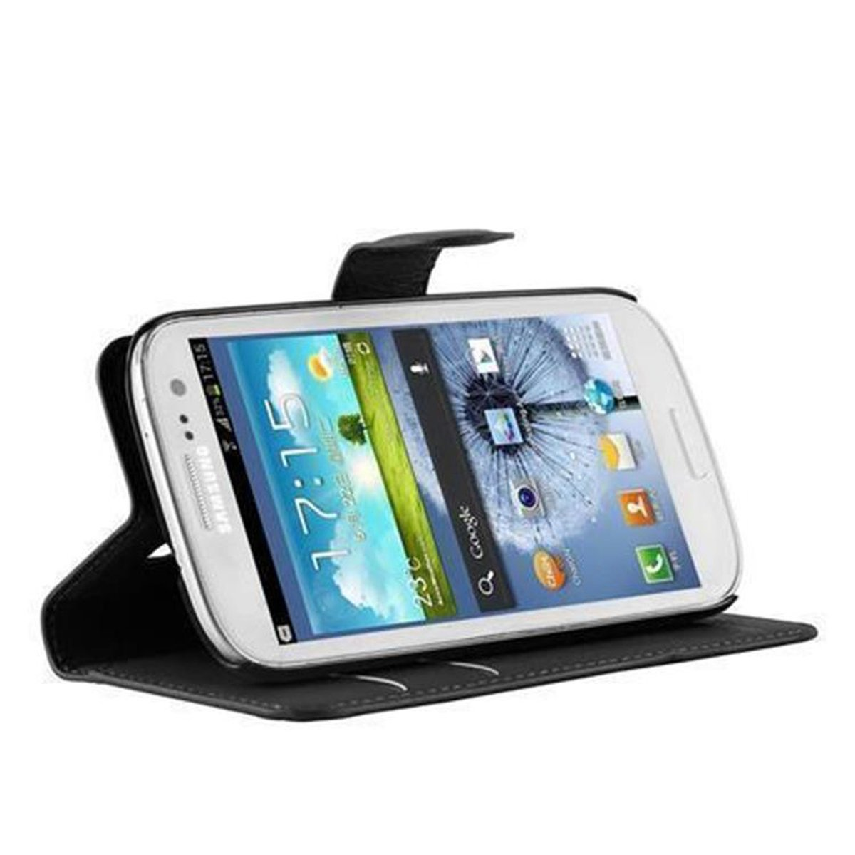 Schwarz-weißes Smartphone in schwarzem Etui, offen. Landschaftsbild auf dem Bildschirm.
