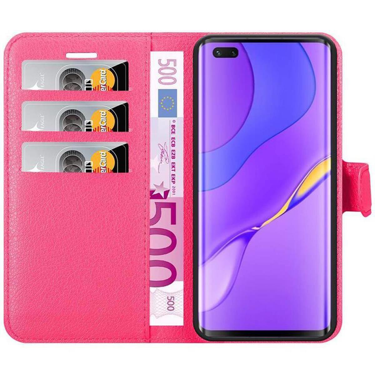 Custodia rosa per telefono, aperta con telefono e denaro. Tre slot per carte con carte. Banconota da 500 euro. Schermo del telefono visibile.