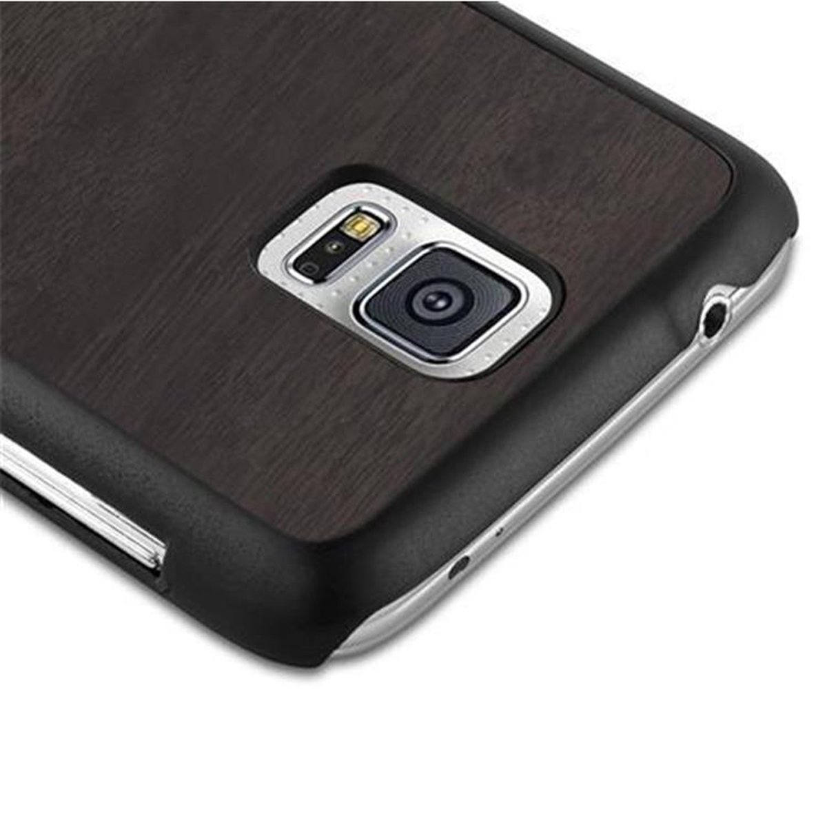 Primo piano di una custodia per telefono con retro in legno scuro, obiettivo e finiture argentate.