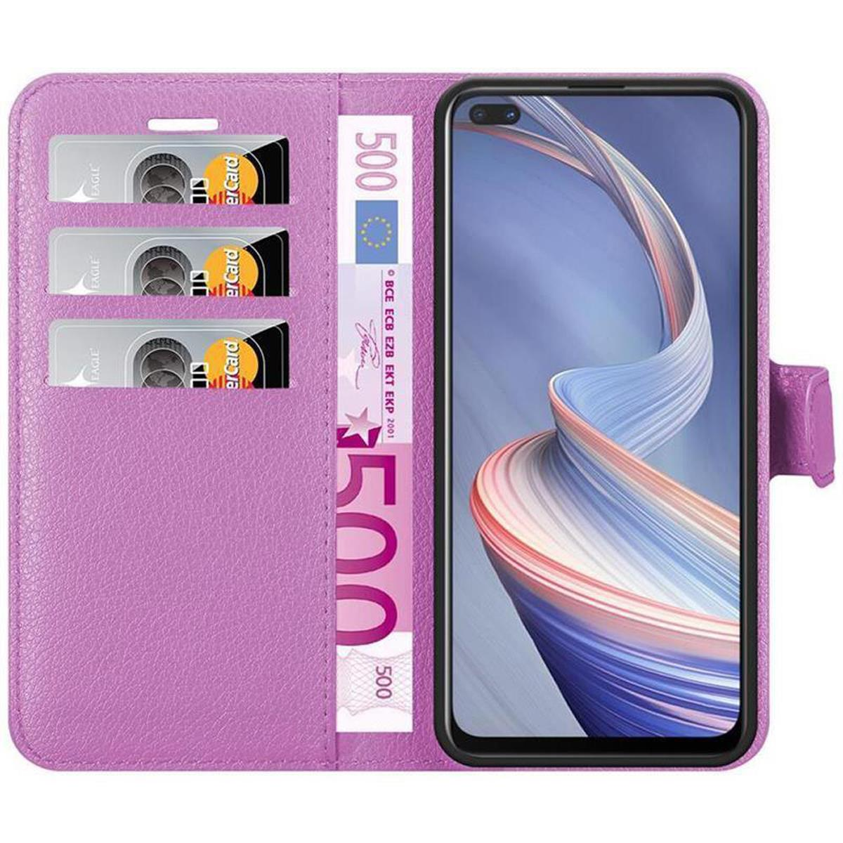 Custodia viola con carte, soldi e telefono. Sfondo bianco.