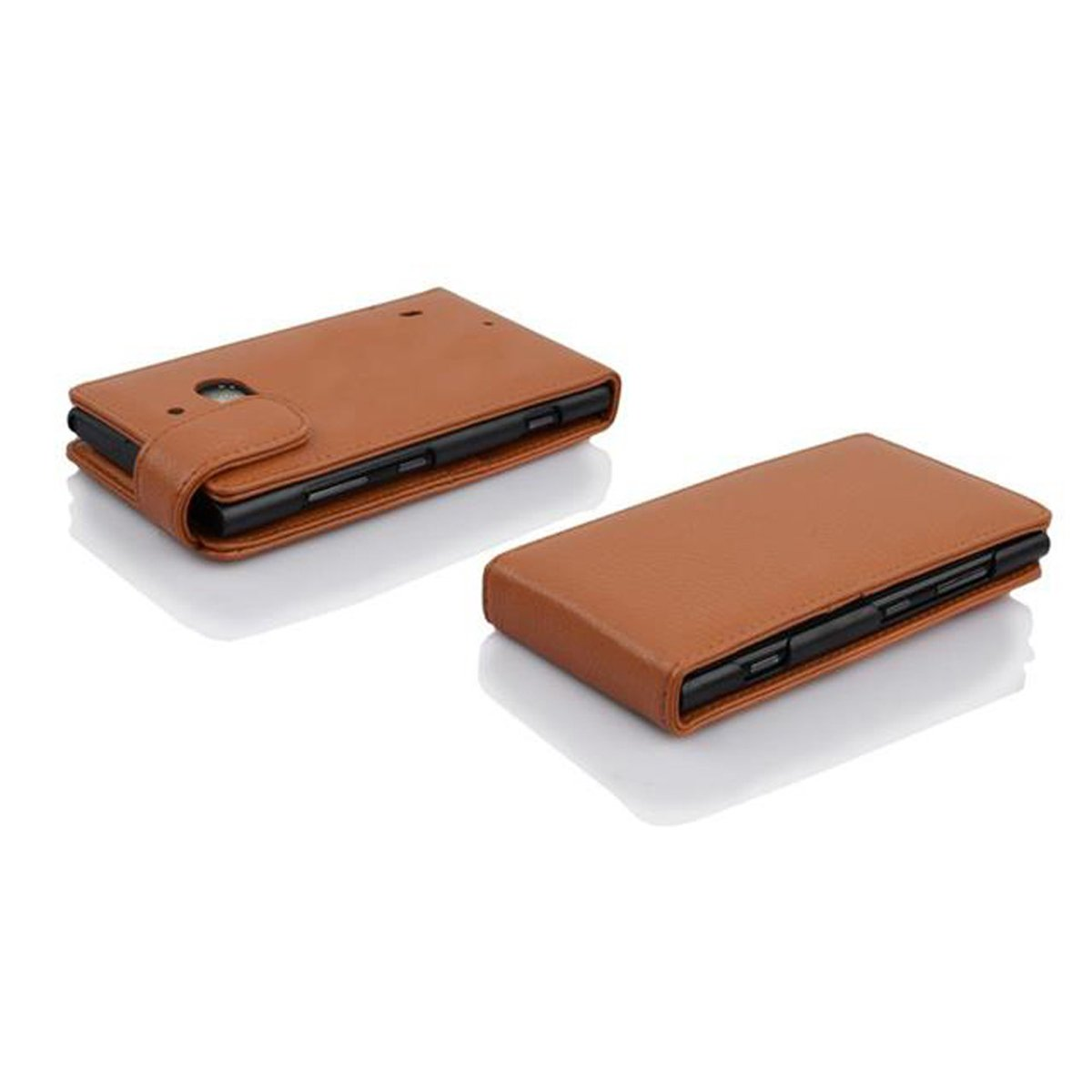 Dos fundas de teléfono de cuero marrón, una cerrada y otra abierta, sobre una superficie reflectante.