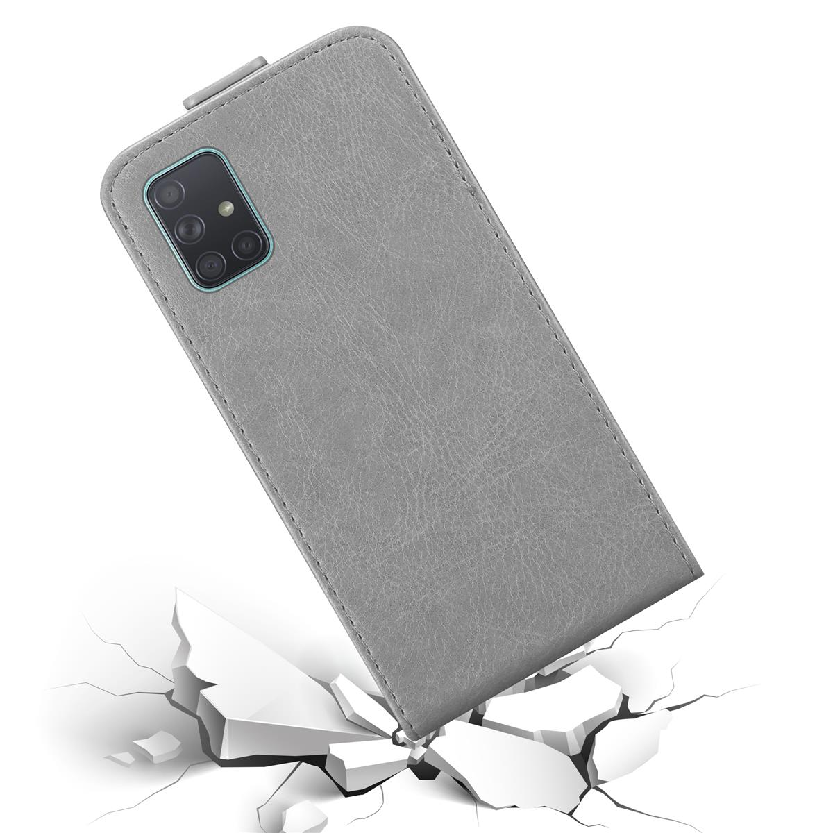 Eine graue Handyhülle, die auf eine Oberfläche fällt. Die Oberfläche ist rissig, und das Telefon ist intakt.