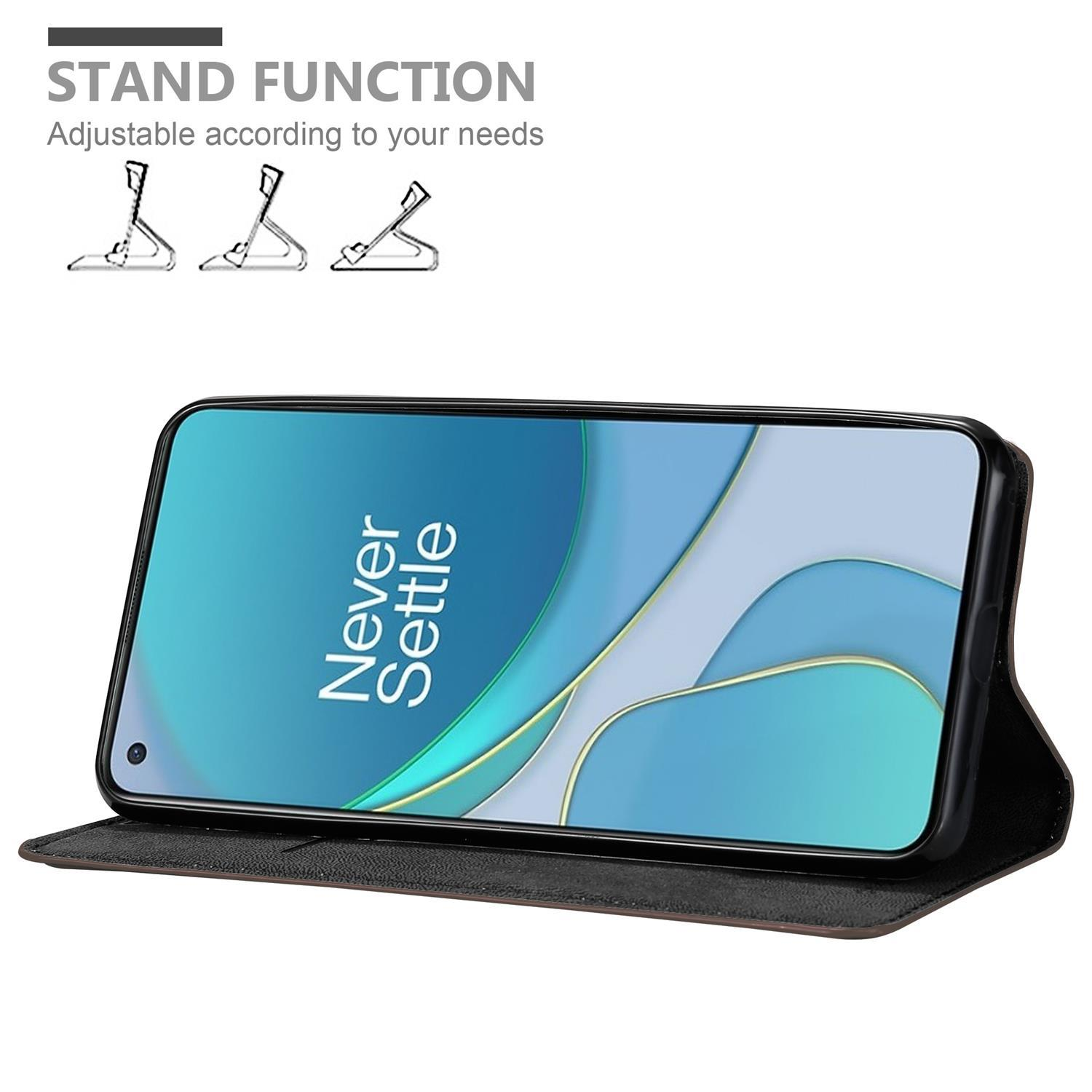 Telefono in custodia con supporto. Testo: Funzione supporto, regolabile in base alle tue esigenze. Telefono nero, custodia nera e marrone.