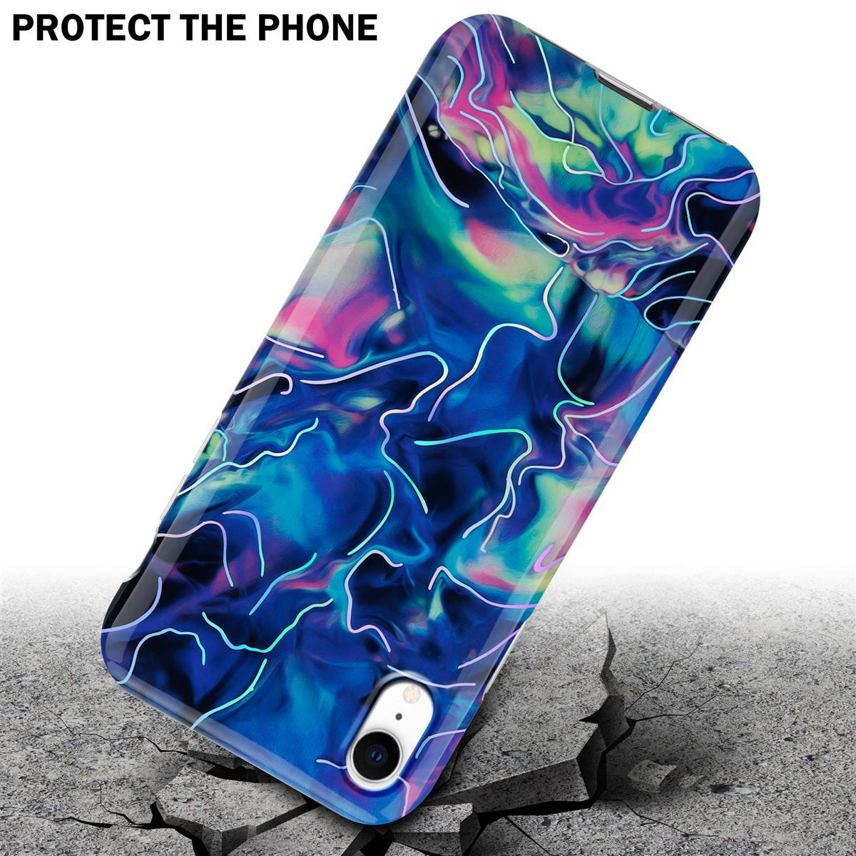 Una custodia per telefono con motivi colorati sta cadendo, con crepe sul terreno. Sfondo bianco.