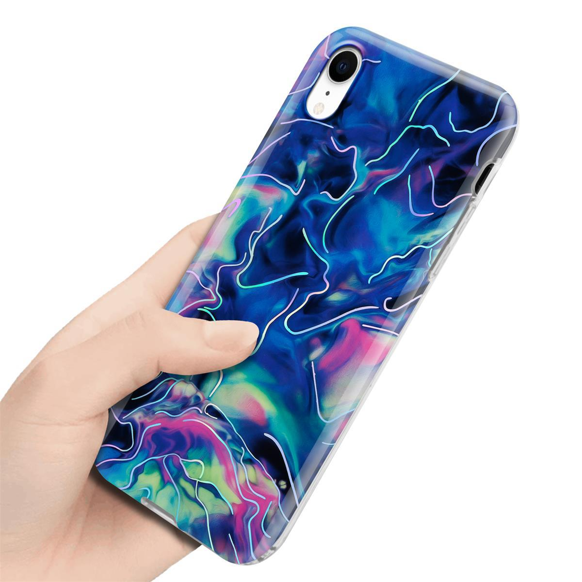 Una mano che tiene un telefono con un design astratto blu, rosa e verde sul retro.