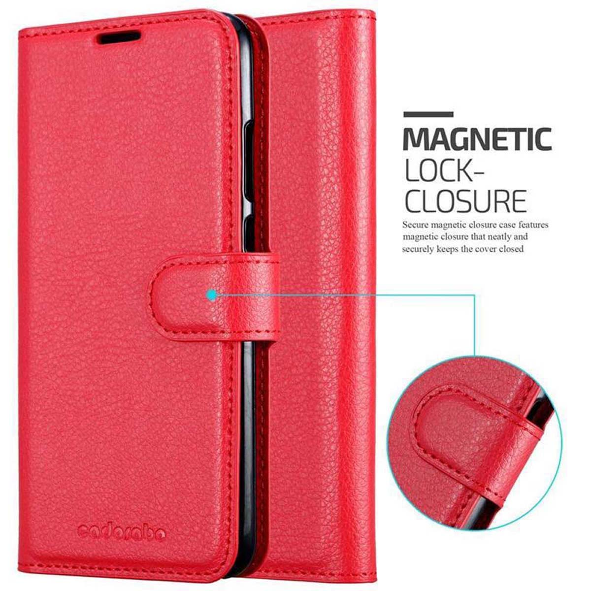 Custodia per telefono in pelle rossa chiusa. Chiusura magnetica visibile. Marchio in basso.