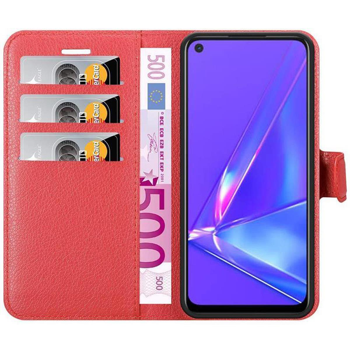 Custodia rossa con telefono e fessure per carte. Il telefono mostra un'interfaccia. Denaro visibile.
