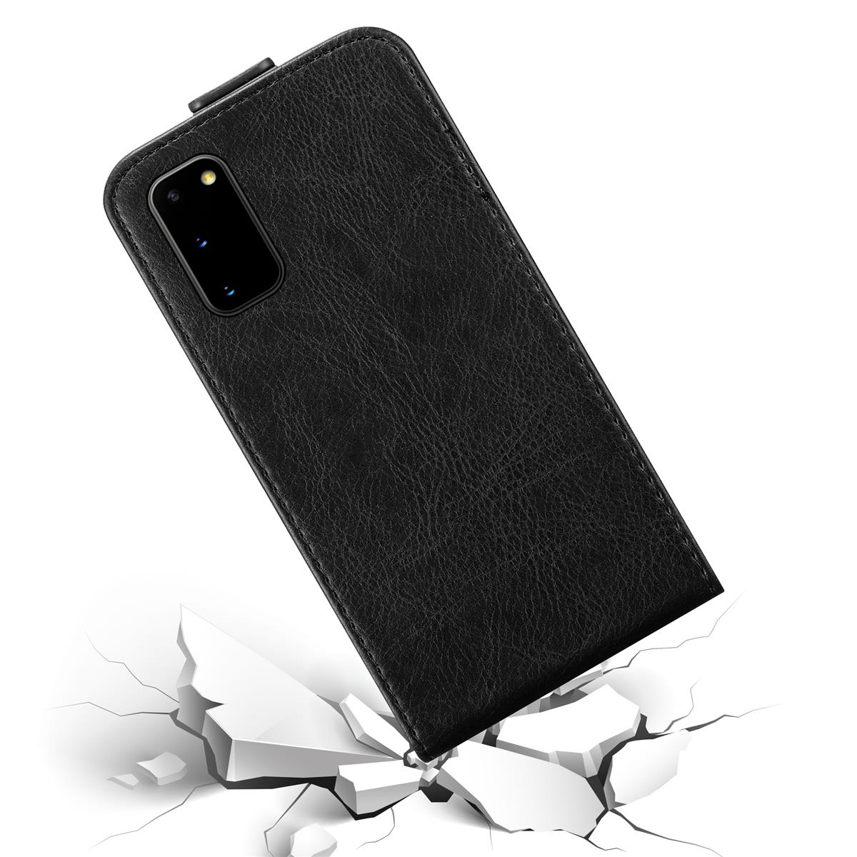 Custodia nera con telefono, su superficie bianca rotta. La custodia ha una texture in pelle.