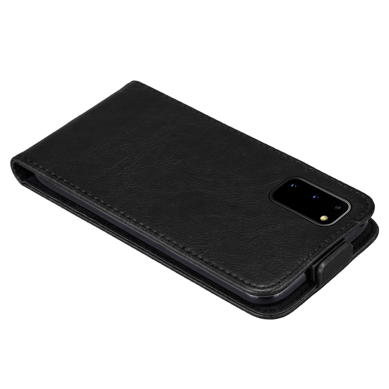 Custodia per telefono nera chiusa. È visibile il retro del telefono, con le fotocamere.