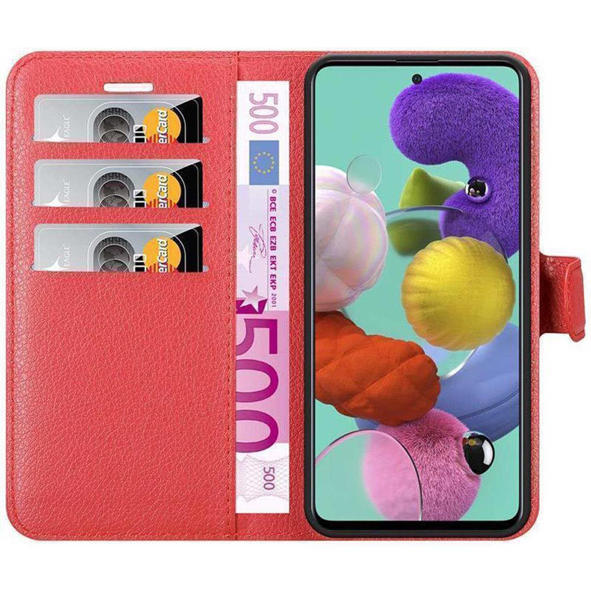 Rote Handyhülle mit Kreditkarten und einem Handy, das farbenfrohe digitale Kunst zeigt.