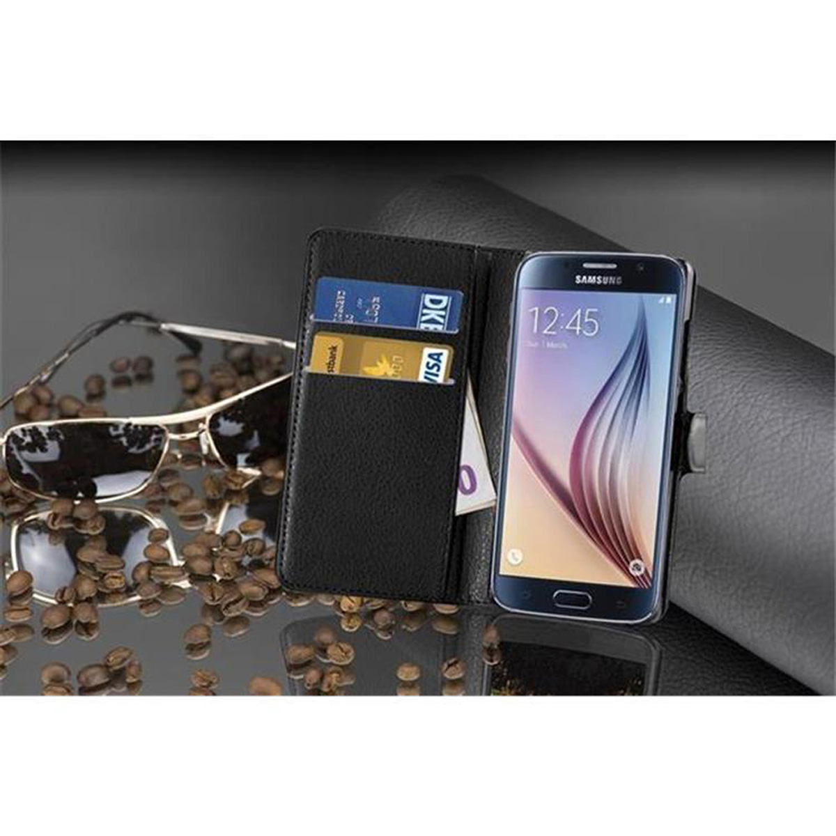 Custodia nera per telefono con occhiali e chicchi di caffè. Il telefono mostra le 12:45.