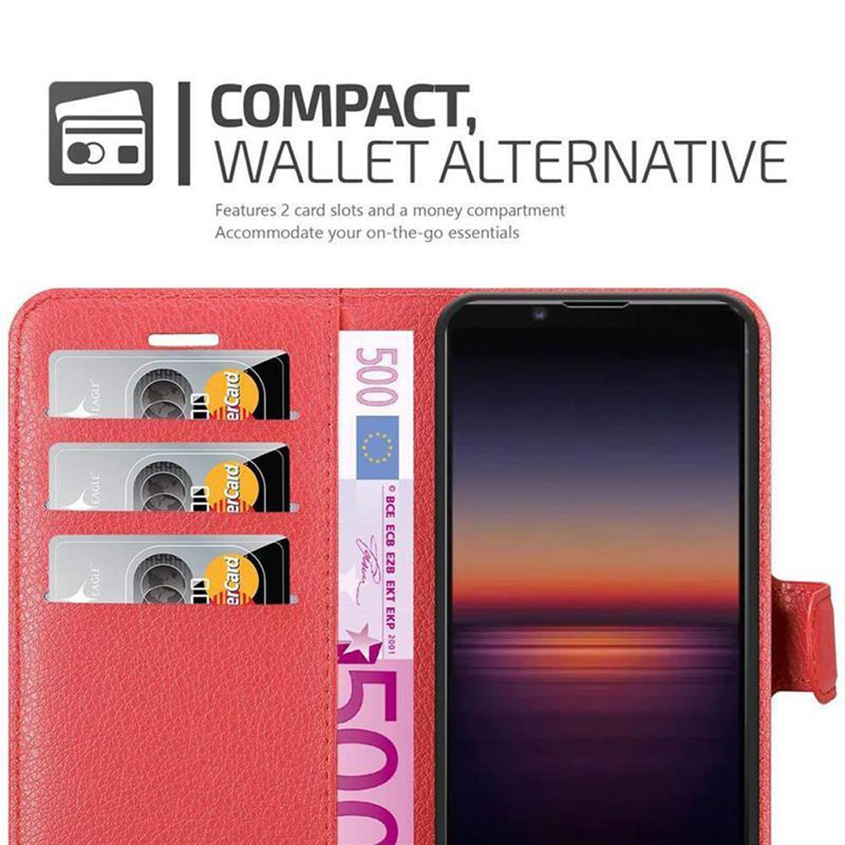 Custodia rossa con slot per carte e scomparto per soldi. Schermo del telefono visibile con carta e valuta.