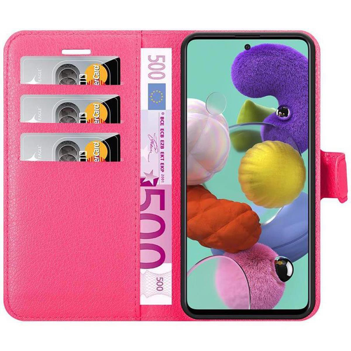 Rosa Handyhülle mit einem Telefon und Karten darin. Das Telefon ist rechts.