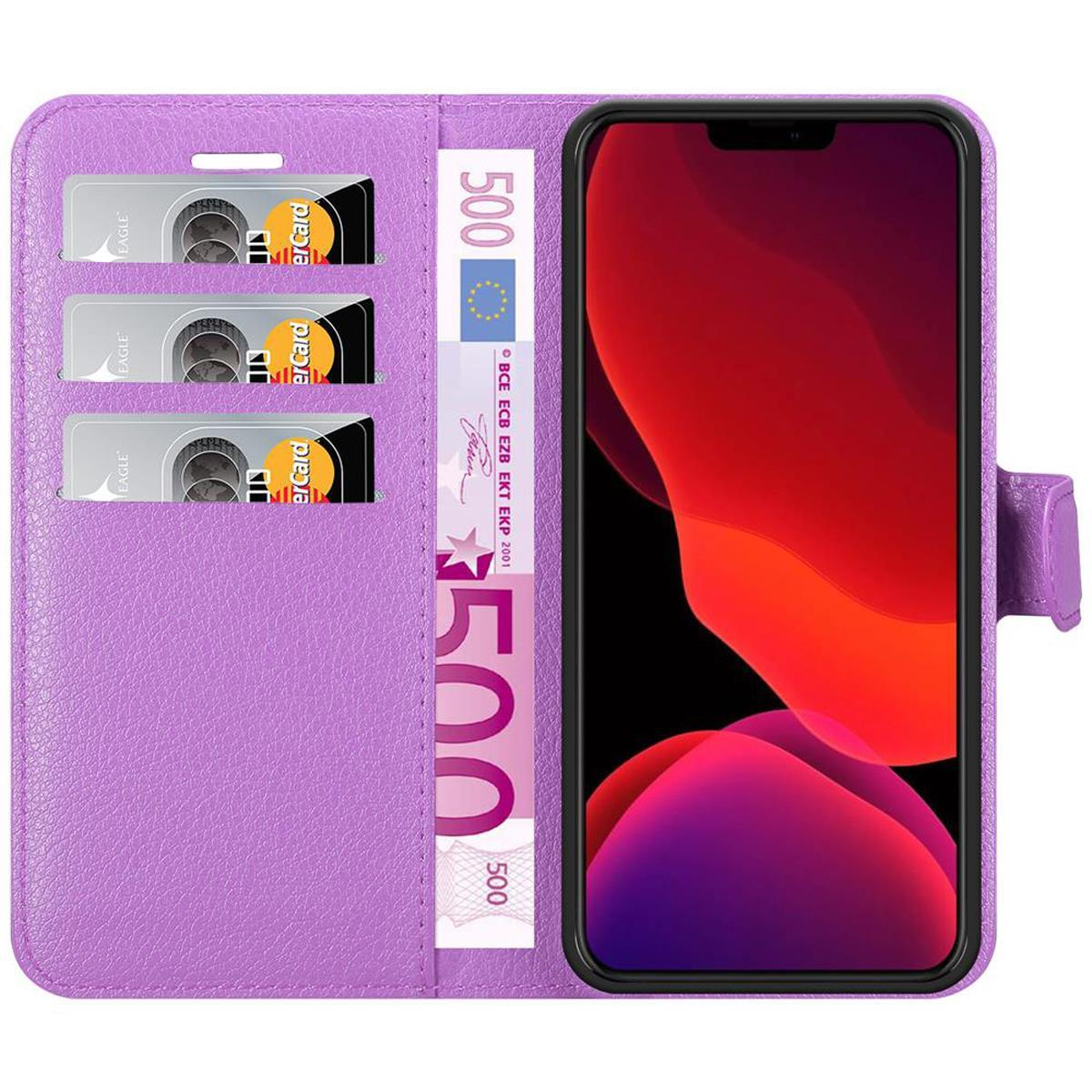 Una custodia a portafoglio viola con un telefono con schermo rosso, carte di credito e una banconota da 500 euro.