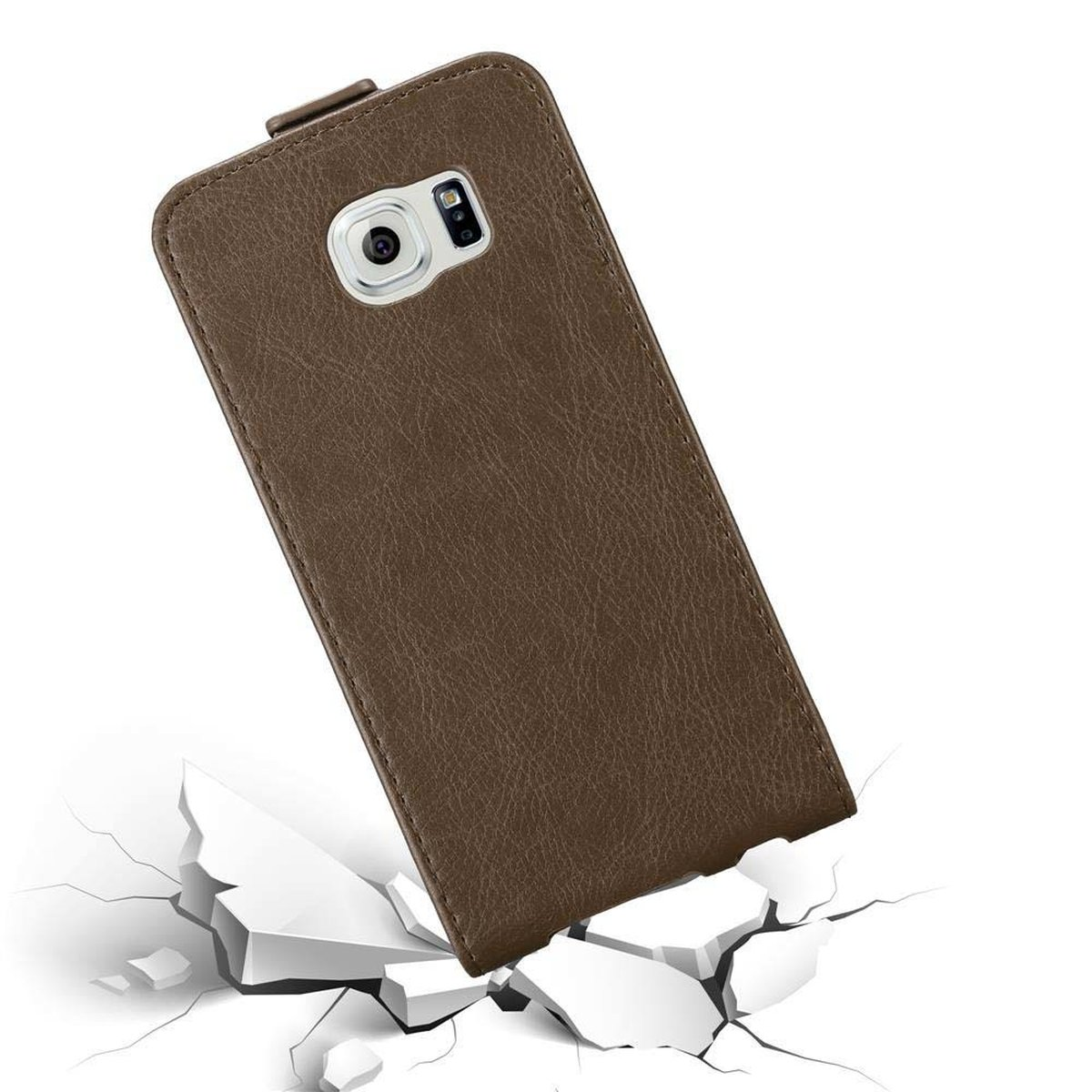 Eine braune Handyhülle mit Telefon darin, auf zerbrochenen weißen Teilen liegend.