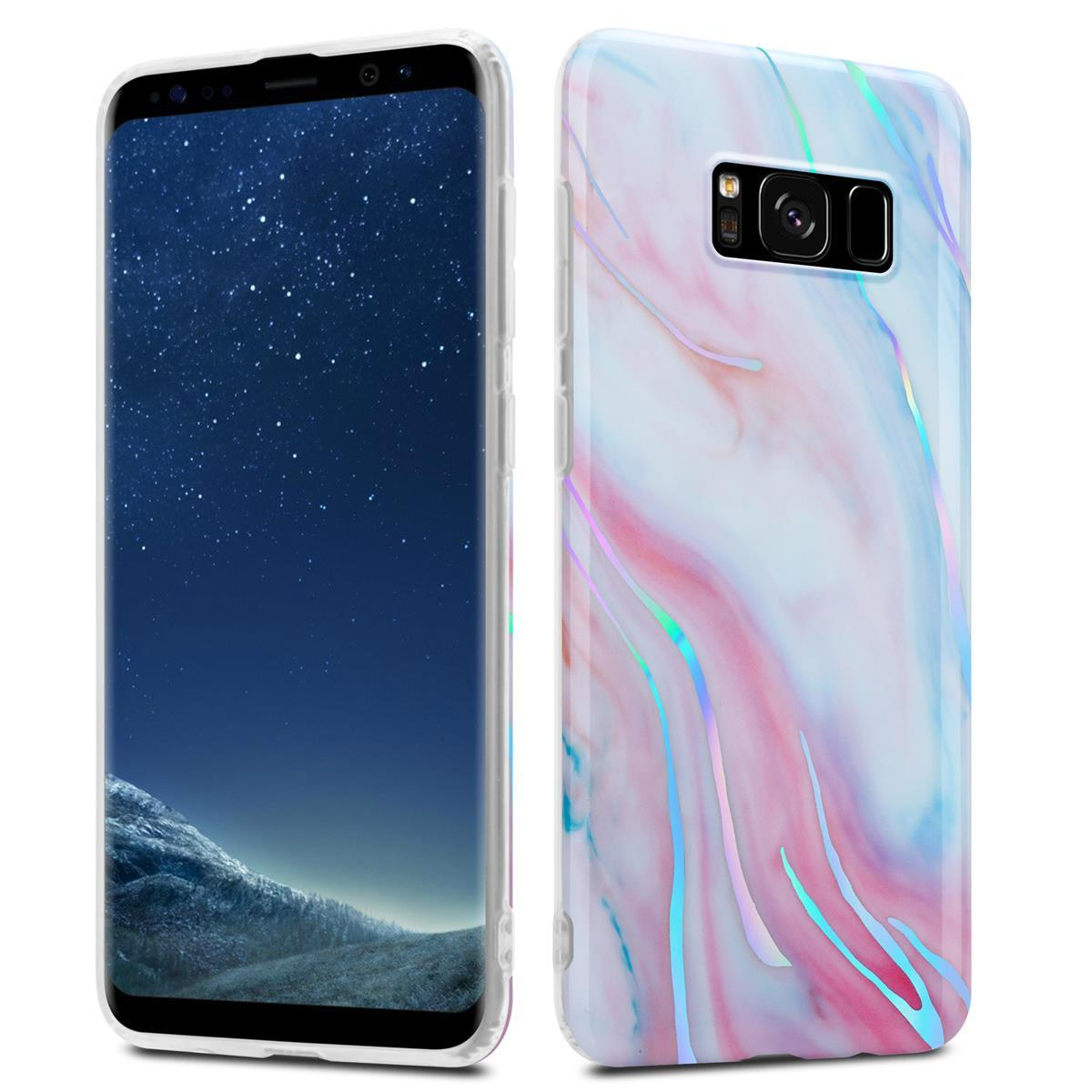 Il telefono a sinistra ha uno sfondo a cielo stellato. La custodia a destra è bianca con striature rosa e blu.