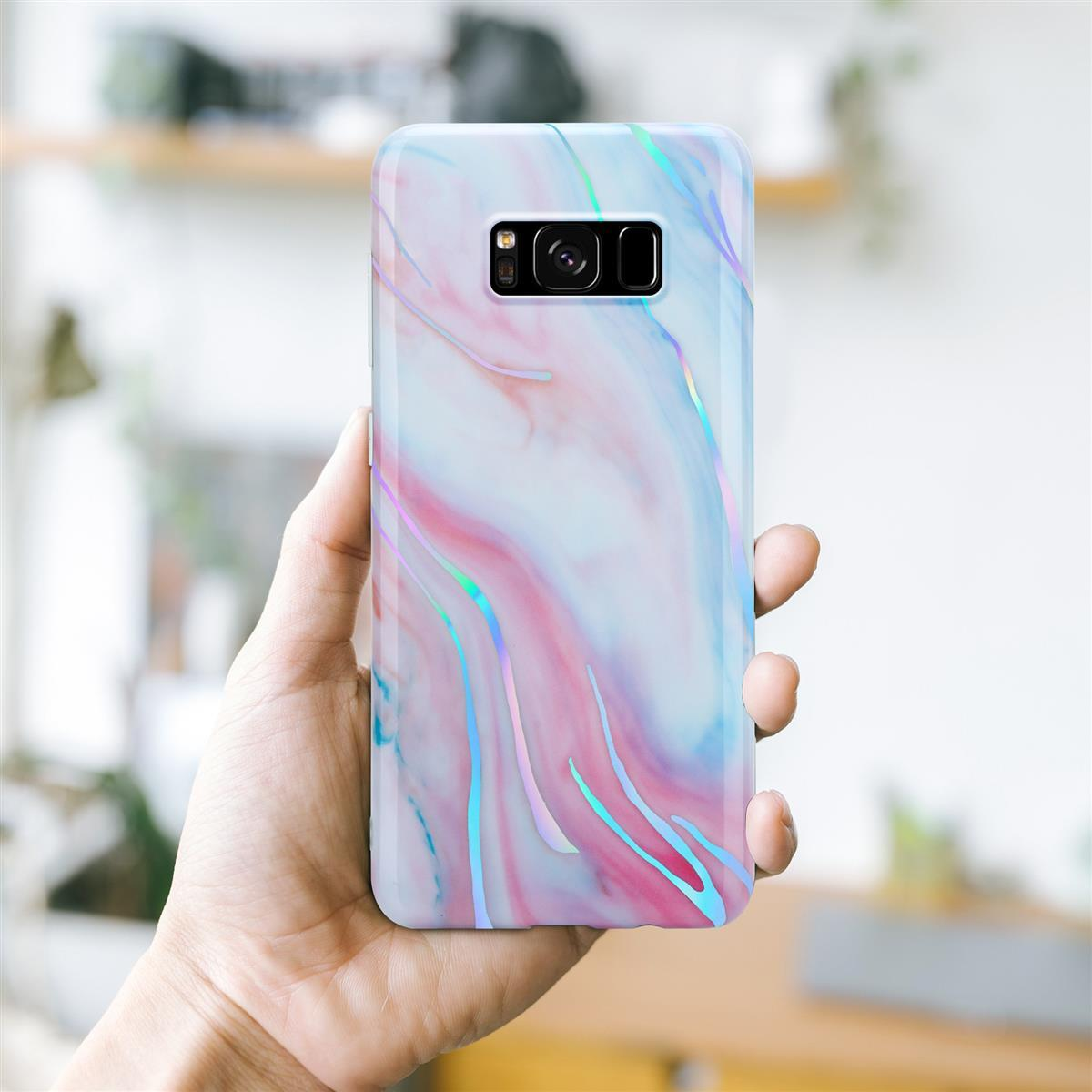 Una mano che tiene un telefono con un retro a motivi marmorei. La custodia ha un design blu e rosa.