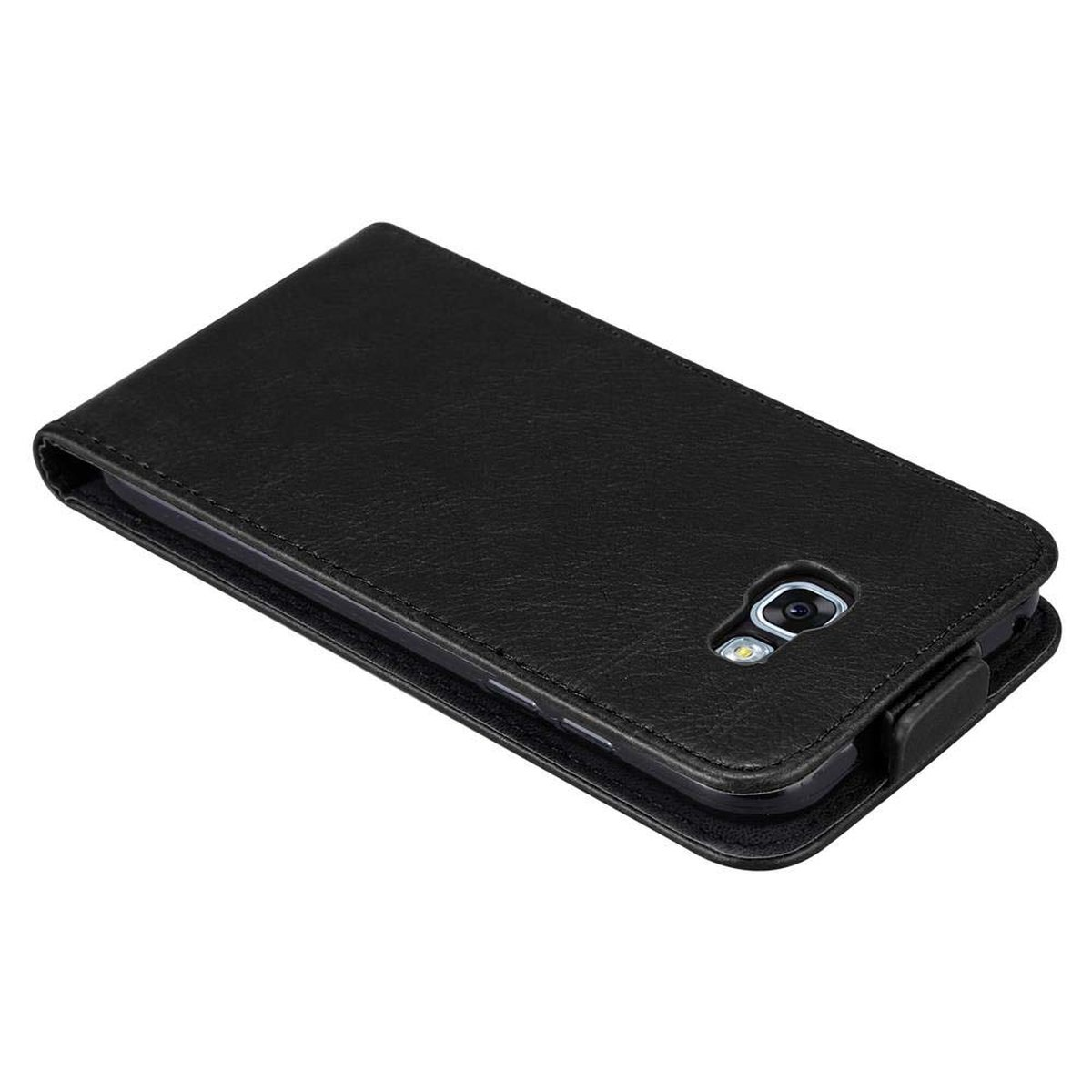 Una funda negra para teléfono en posición cerrada. La funda es de cuero y tiene un cierre.