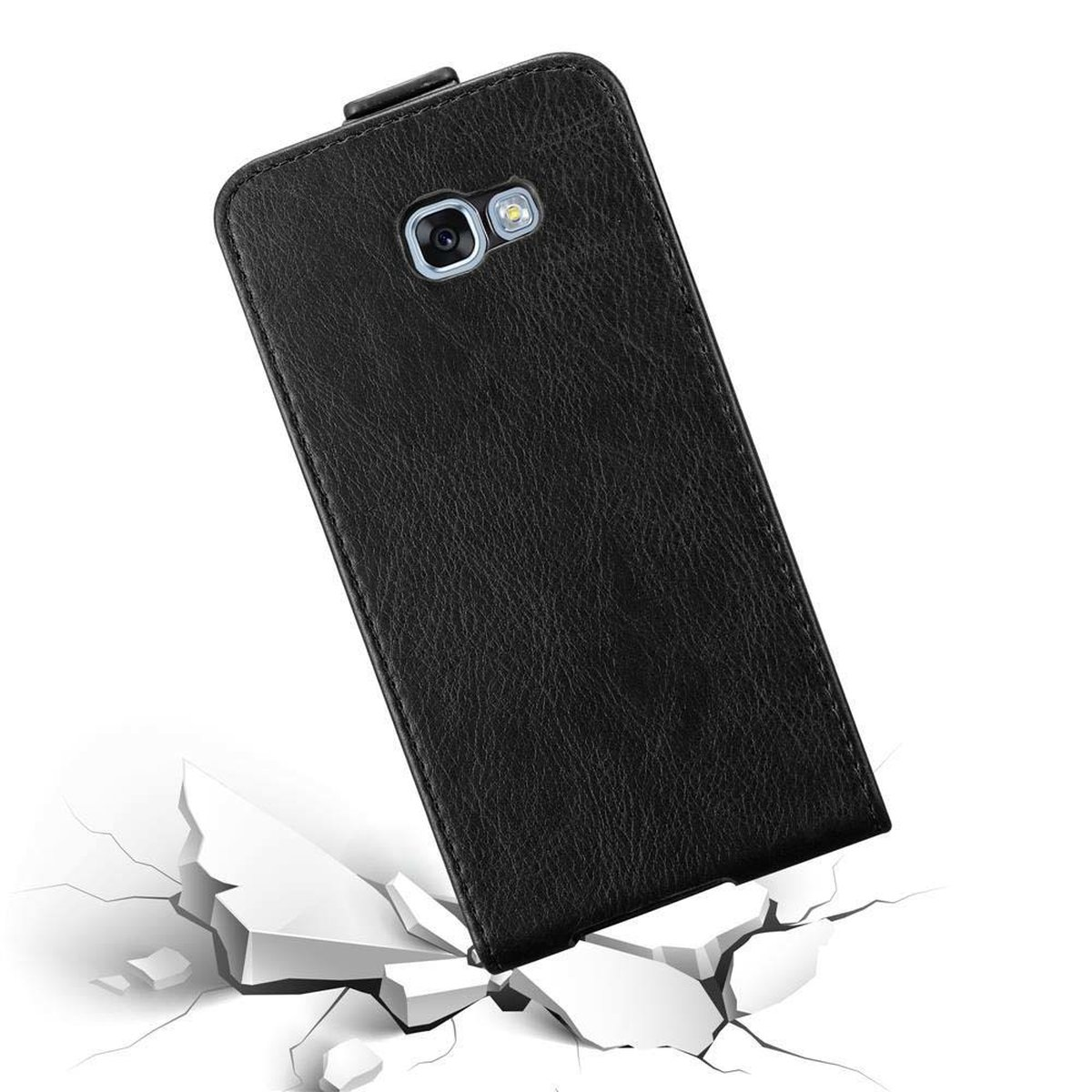 Una funda negra para teléfono se cae, rompiendo el suelo debajo. La funda es similar al cuero.