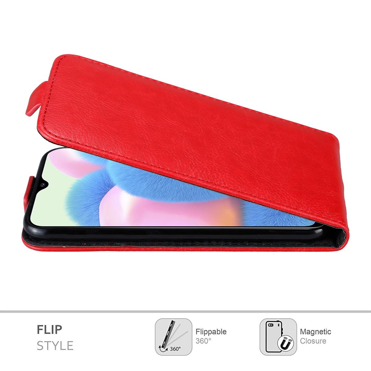 Rote Handyhülle mit Telefon im Inneren. Die Hülle ist offen. Der Hintergrund ist weiß.