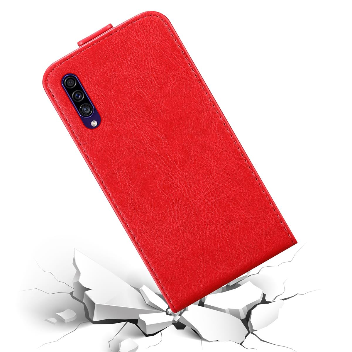 Rote Handyhülle mit Telefon, fällt. Weißer Hintergrund.