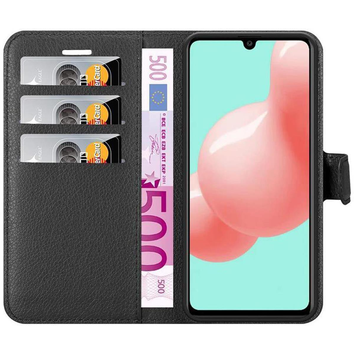 Geöffnete schwarze Handyhülle mit Kreditkarten, Bargeld und Telefon. Das Etui ist lederähnlich.
