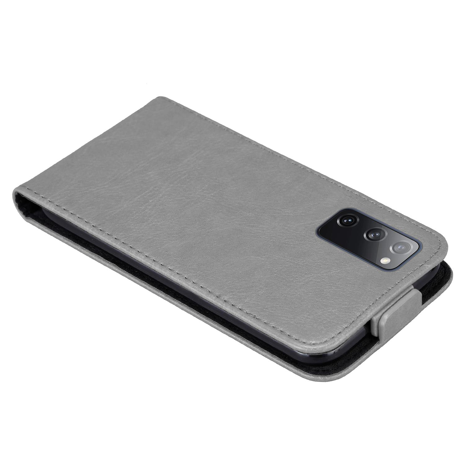 Custodia grigia aperta. Mostra il telefono all'interno. La custodia ha una chiusura magnetica.