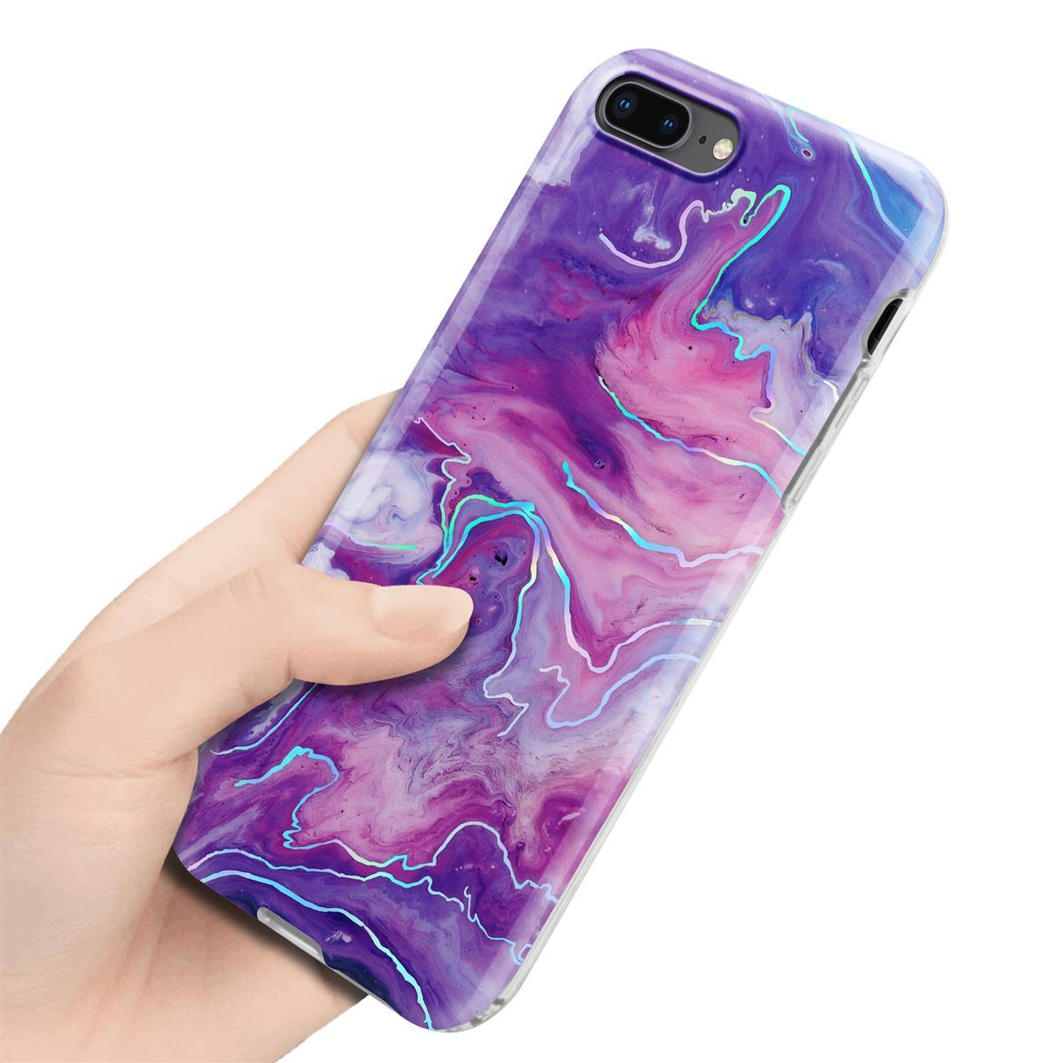 Hand hält eine Handyhülle mit buntem Design. Hintergrund ist schwarz.