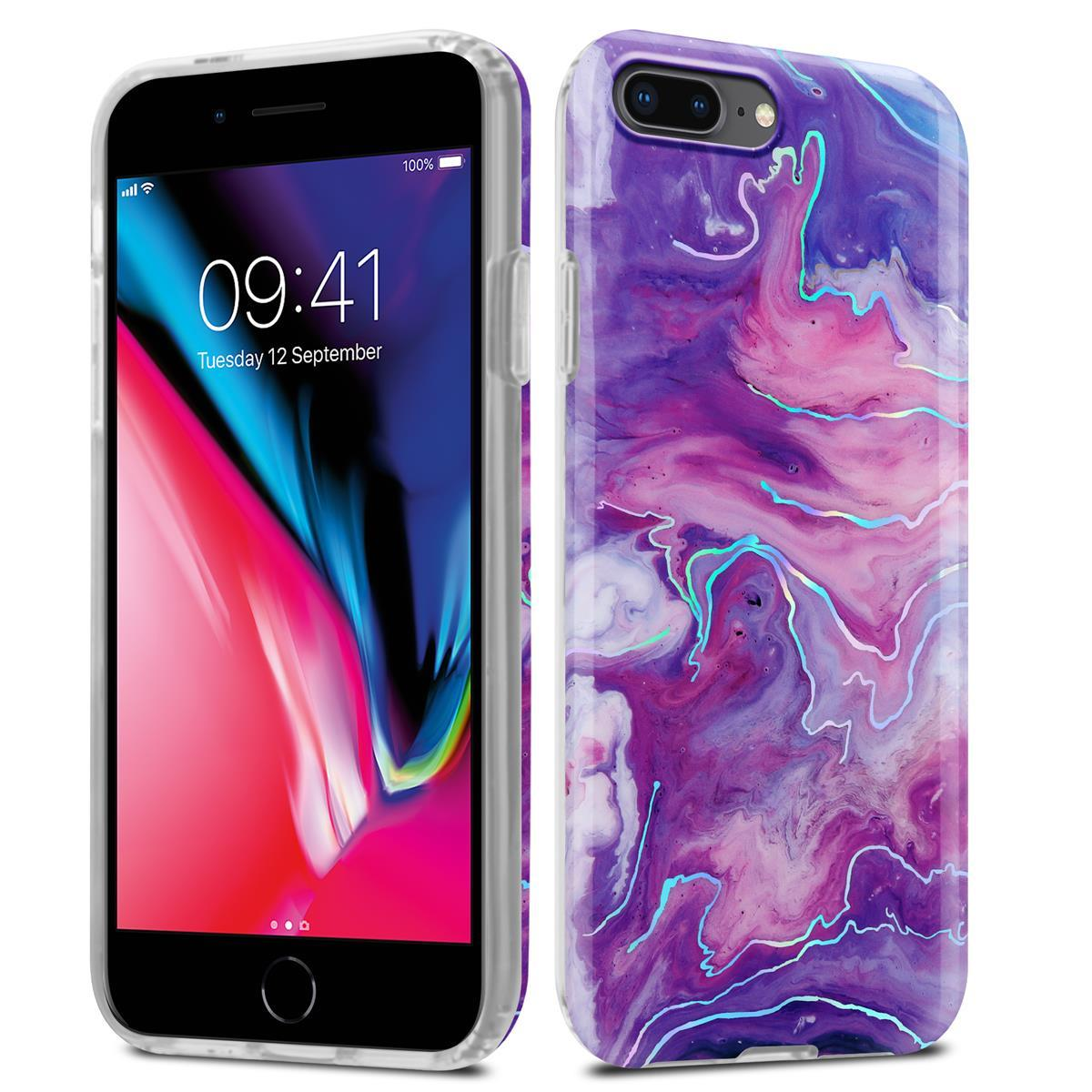 Ein Telefon in einer Hülle mit marmorähnlichem Design. Das Telefon links zeigt Uhrzeit und Datum.
