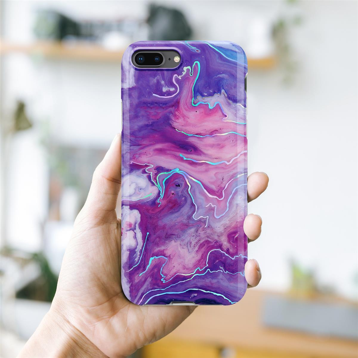 Hand, die ein Telefon mit einem abstrakten Design in Lila, Pink und Blau hält.