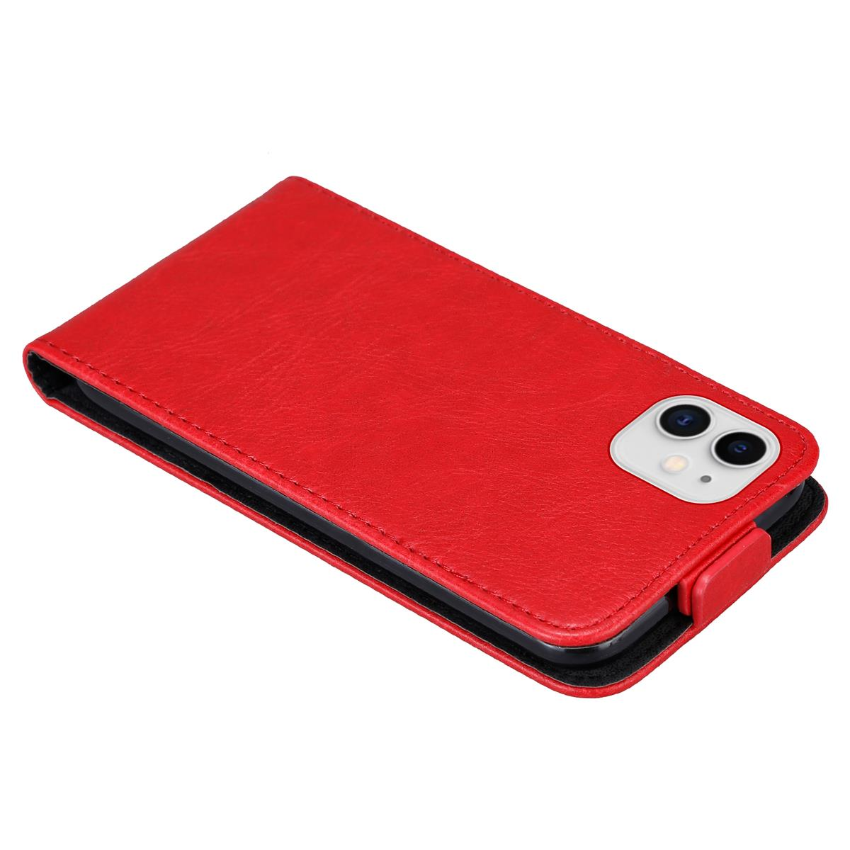 Custodia per telefono in pelle rossa, chiusa. La custodia ha un interno nero e un ritaglio per la fotocamera.