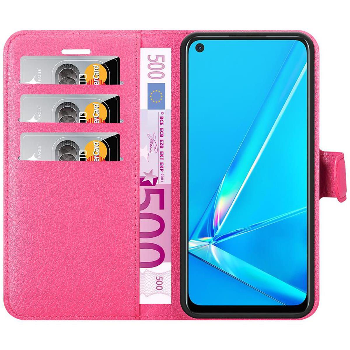 Custodia rosa per telefono con carte e banconota da 500 euro. Telefono con schermo blu visibile.