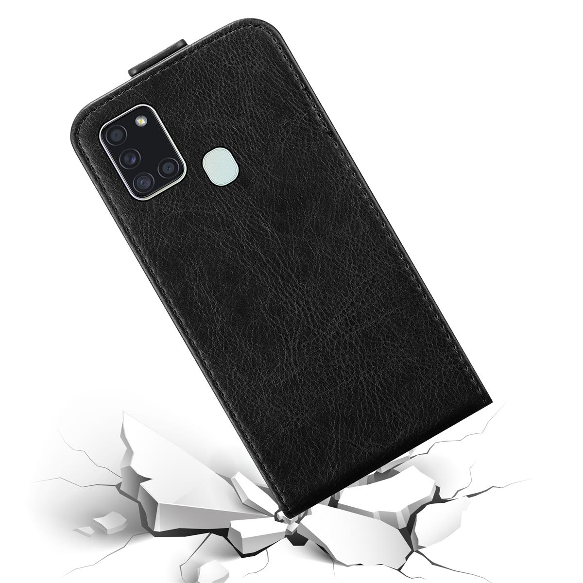 Schwarze Handyhülle mit Lederstruktur. Die Hülle wird auf rissigem Boden gezeigt. Das Telefon hat mehrere Kameras.
