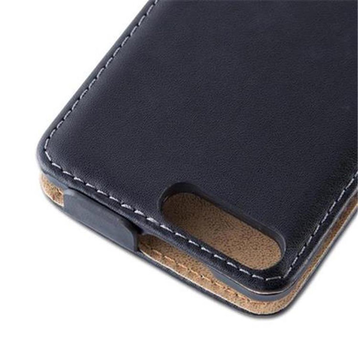 Primer plano de una funda de teléfono negra con costuras blancas. La funda está abierta.