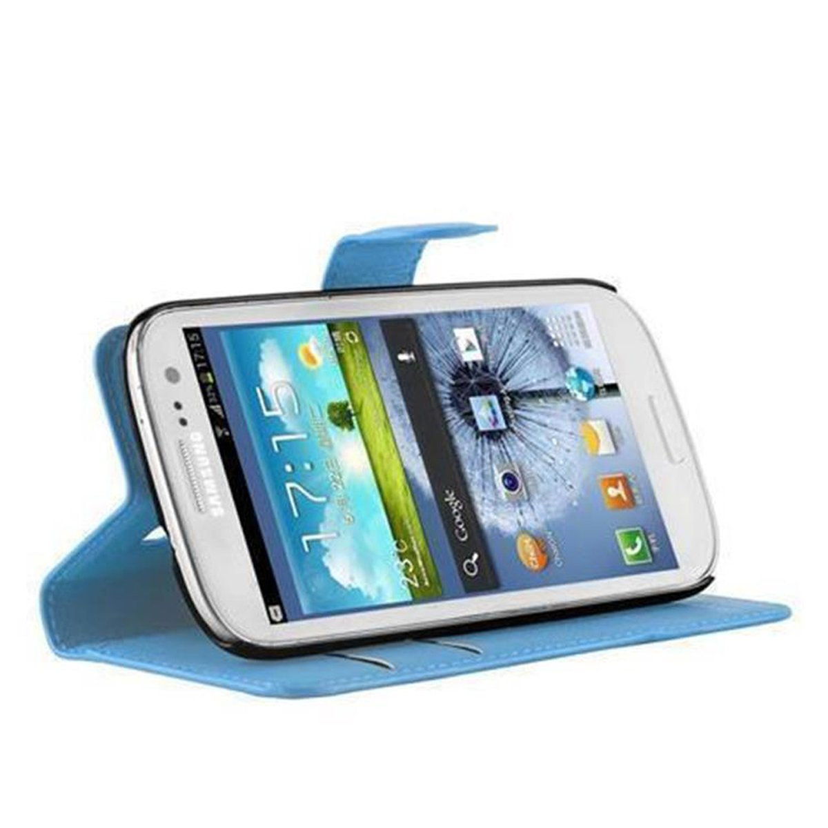 Eine blaue Handyhülle offen mit einem weißen Telefon im Inneren, das die Uhrzeit und Apps anzeigt.