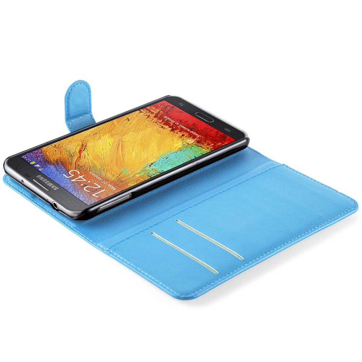 Telefon in einer blauen Hülle, offen. Der Bildschirm zeigt die Uhrzeit. Die Hülle hat Kartenfächer. Text oben.