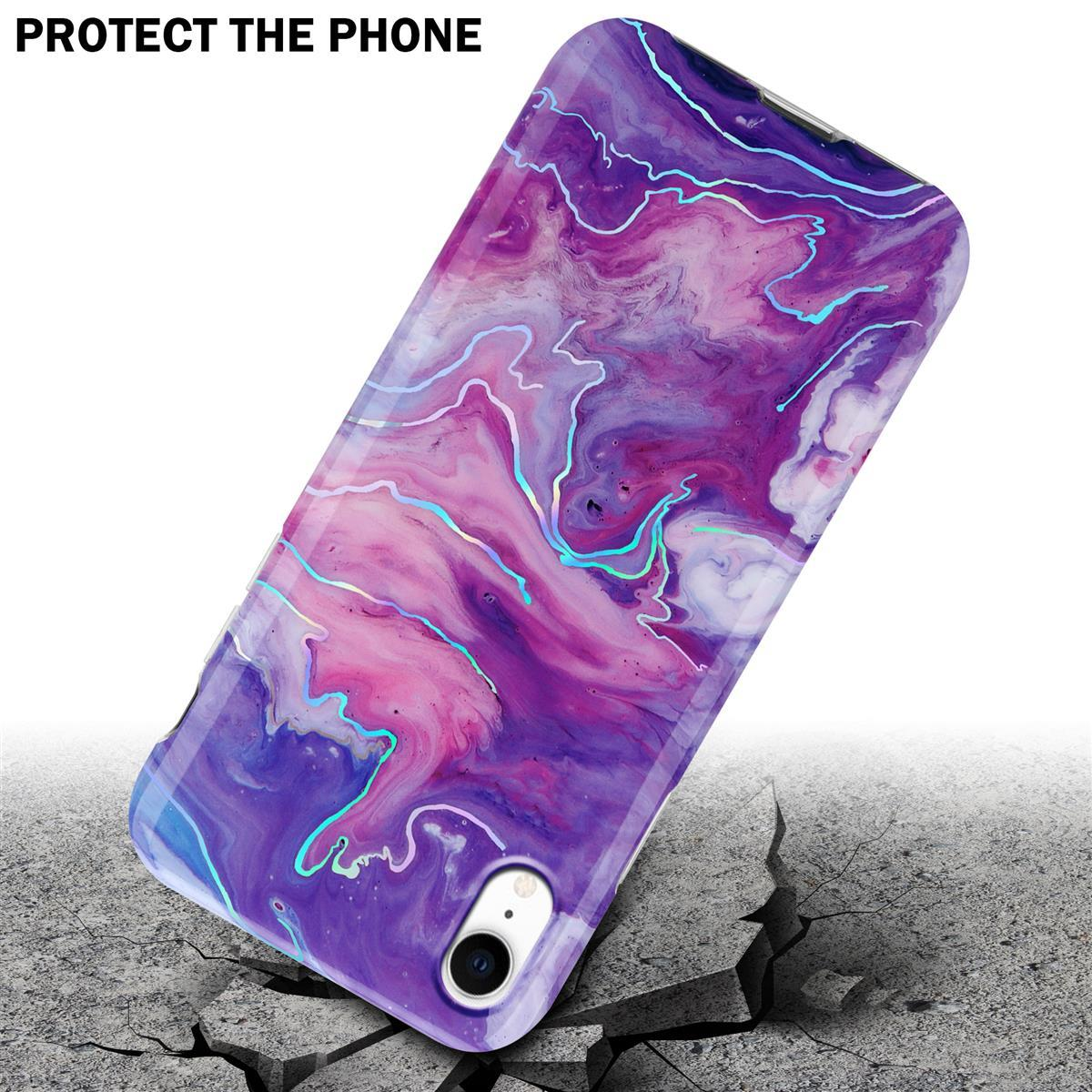Custodia per telefono con design a marmo viola e blu. Il telefono è su una superficie incrinata.