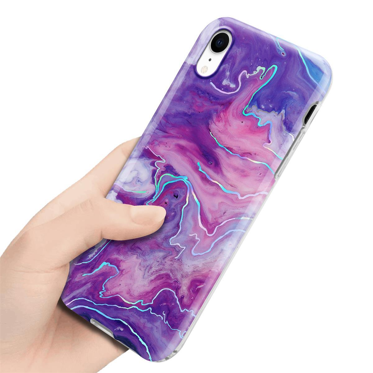 Mano che tiene un telefono. Custodia del telefono con un design viola a vortice. Punti salienti blu.