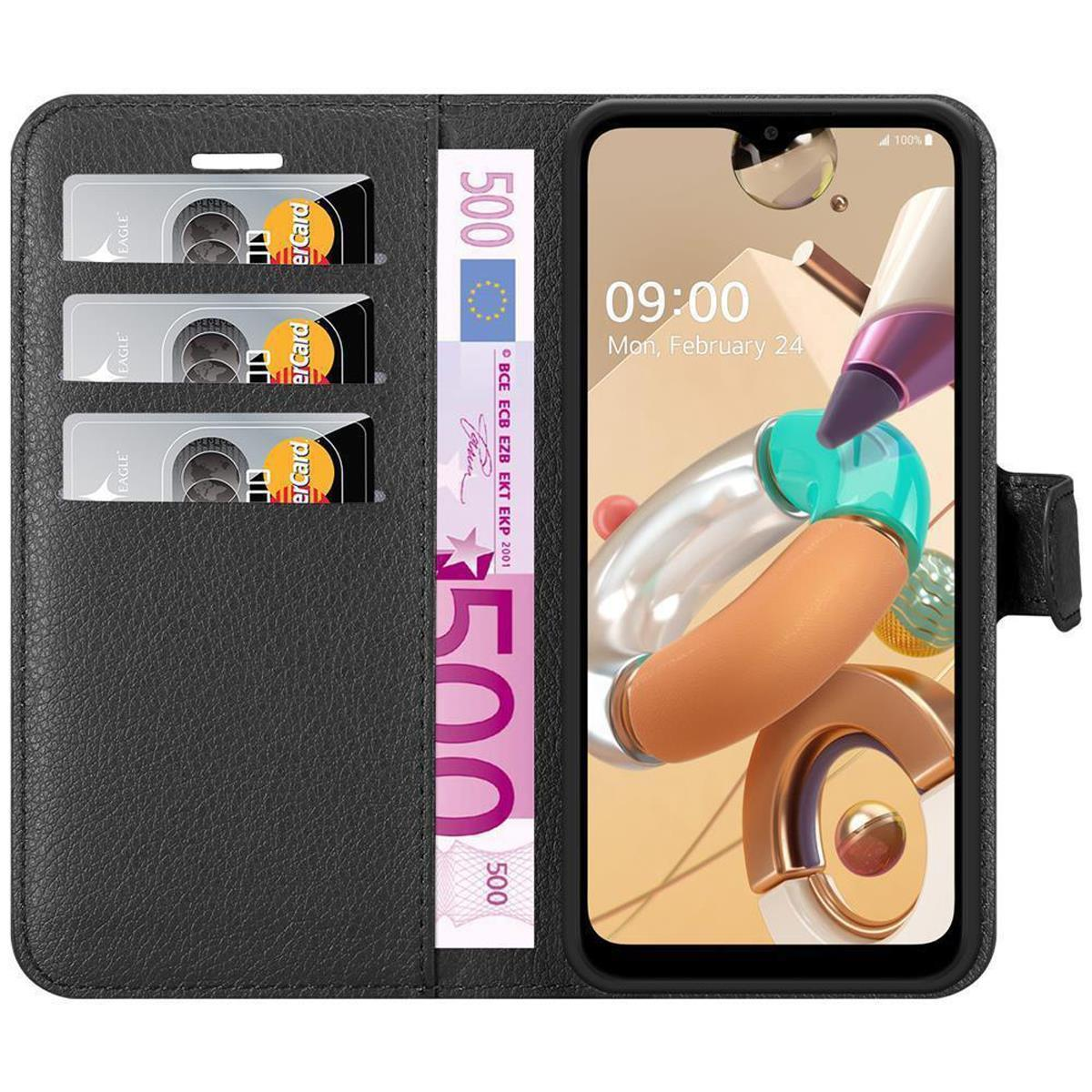 Custodia nera con carte e denaro. Il telefono mostra l'ora e uno sfondo colorato.