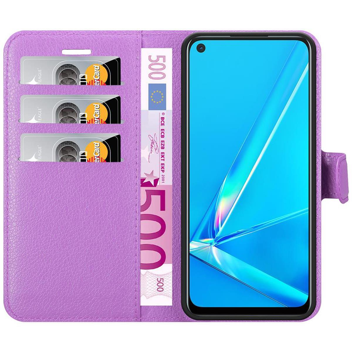 Custodia viola per telefono con telefono, carte e denaro. Sfondo bianco.