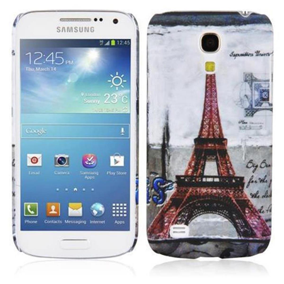 Weißes Samsung-Telefon mit einer Eiffel-Turm-Handyhülle. Das Display zeigt Datum und Uhrzeit.