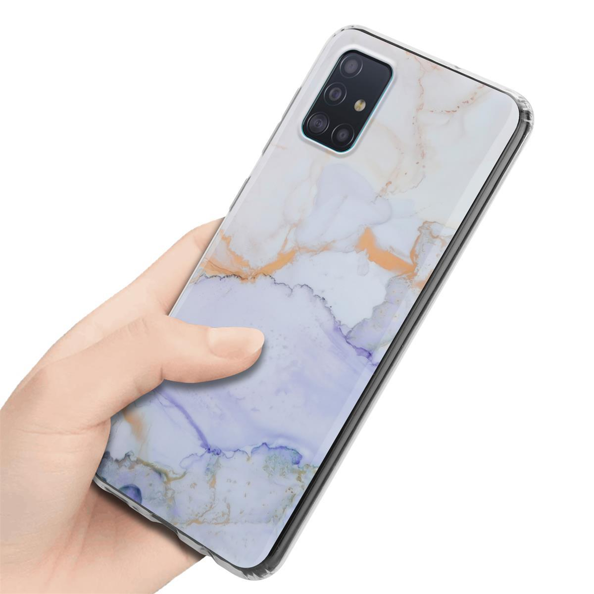 Una mano che tiene un telefono in una custodia trasparente. La custodia ha un effetto marmorizzato. Il telefono è di colore chiaro.