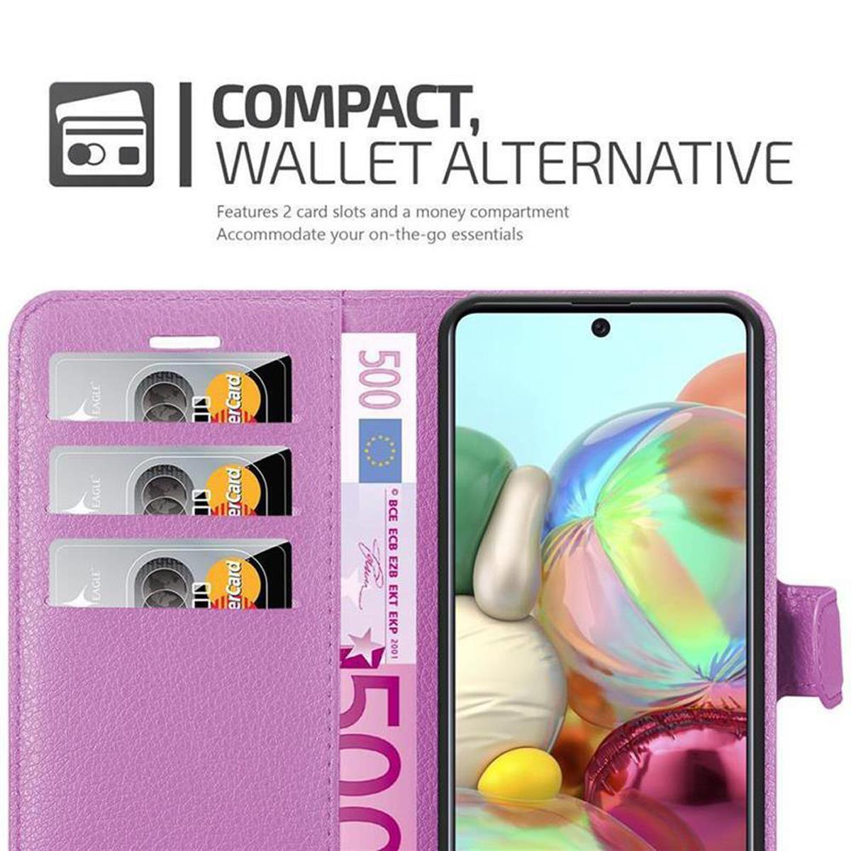 Una custodia per telefono viola con carte e denaro. Telefono con schermo blu visibile.