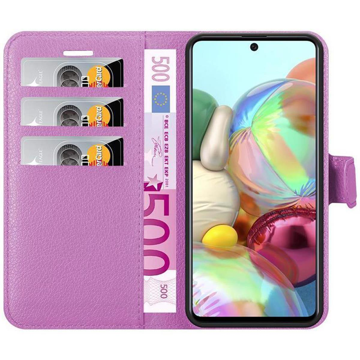 Custodia per telefono viola, aperta, che mostra un telefono con schermo colorato, tre carte e una banconota da 500 euro.