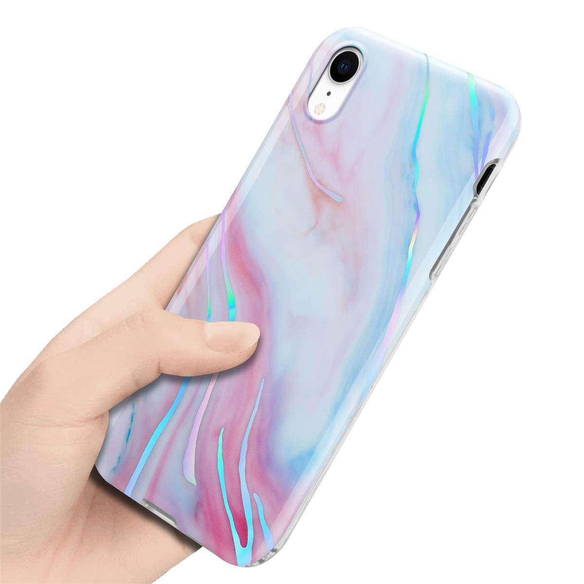 Una mano che tiene una custodia per telefono con un design simile al marmo nei colori blu e rosa.