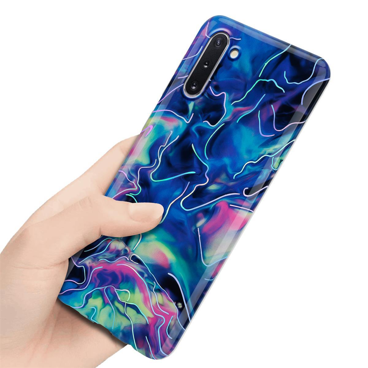 Hand, die ein Telefon mit einem farbenfrohen, abstrakten Gehäuse hält. Weiße Linien auf blauem Grund.