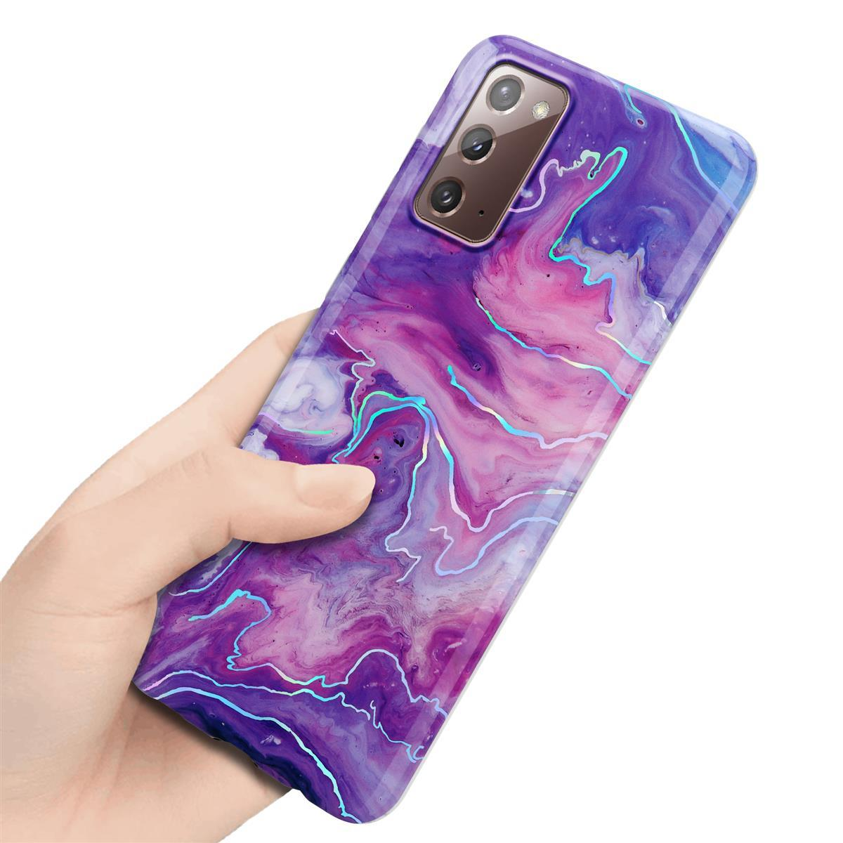 Una mano che tiene un telefono con una custodia dal design a marmo viola e rosa. Il telefono è angolato.